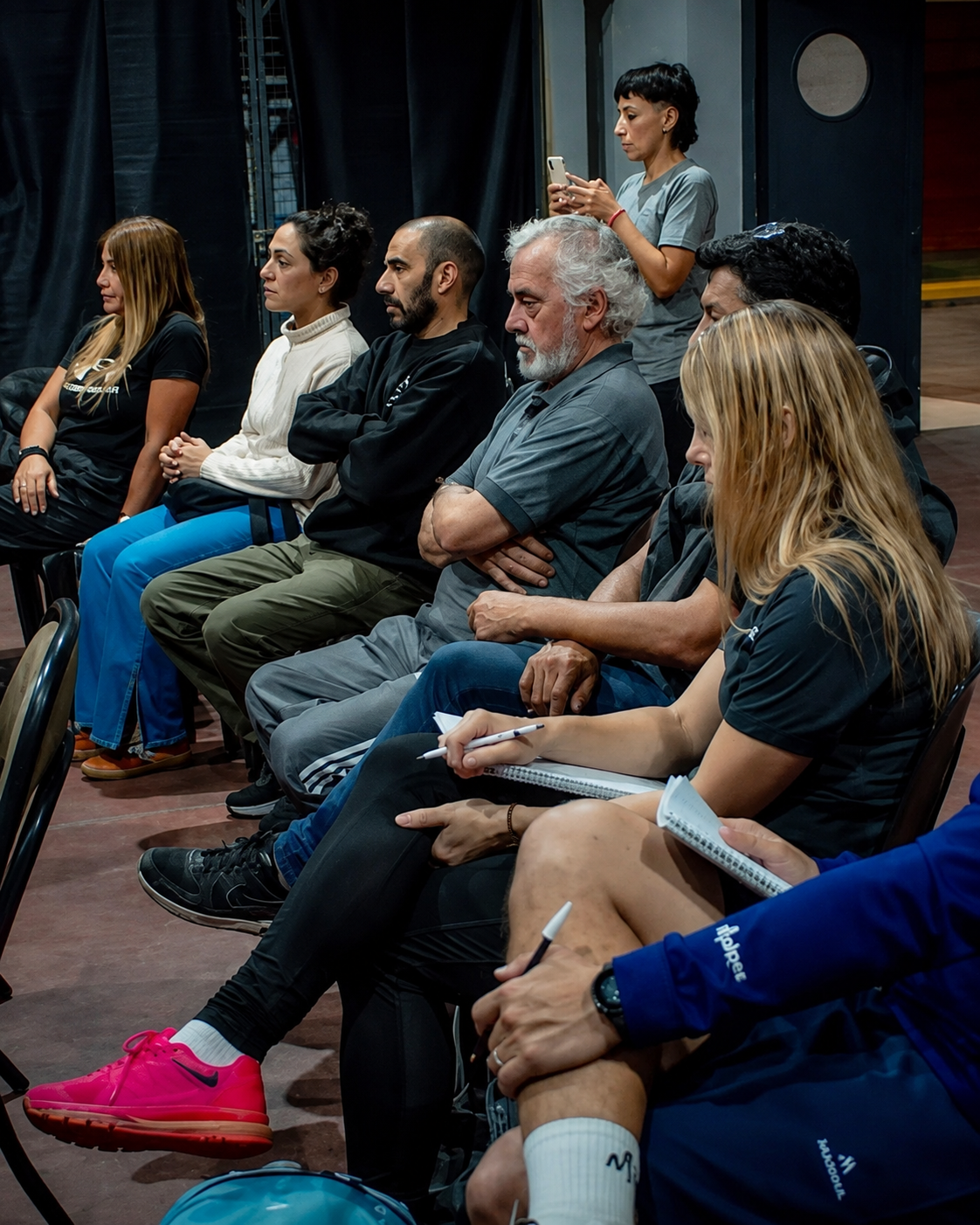 Asistentes tomando nota durante la charla