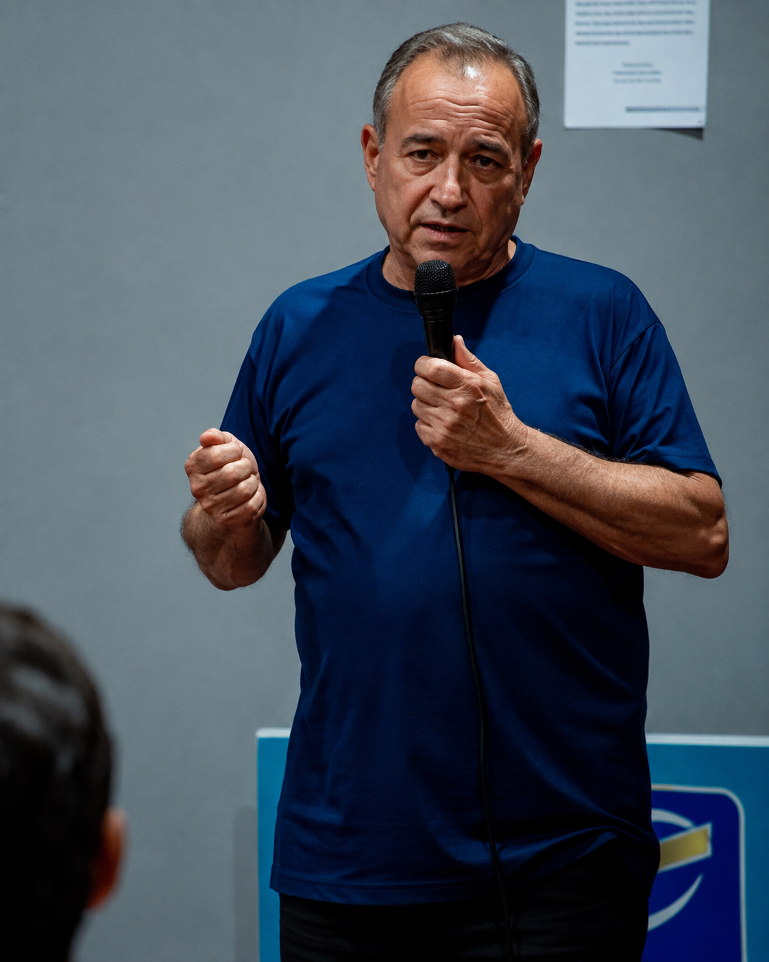 Enrique Castiglione hablando con micrófono durante una charla